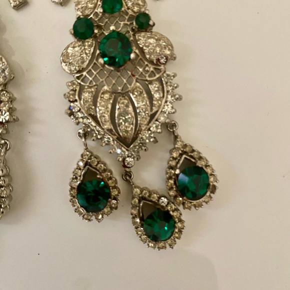 Flapper style Emerald color and cz stone, silver long chandelier earrings. - Picture 5 of 6